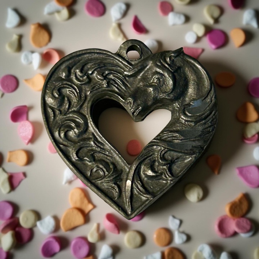 Vintage Siskiyou pewter horse heart pendant; signed/stamped “SISK 227”; RARE